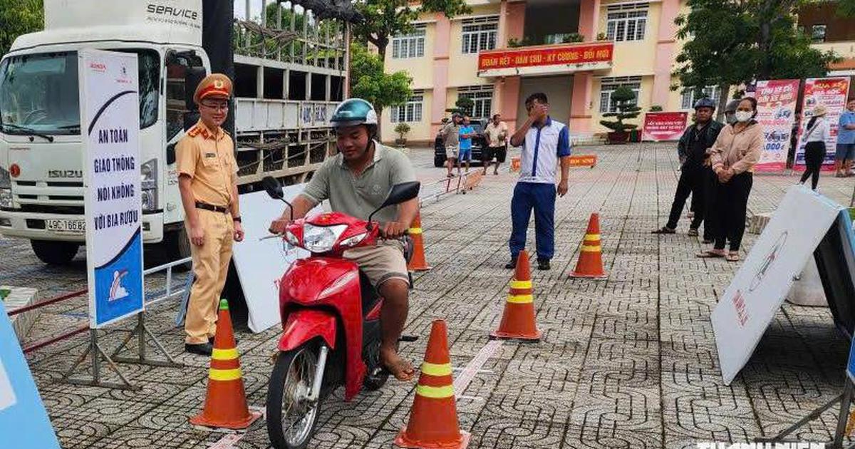 CSGT Lâm Đồng đưa lớp học lái xe an toàn đến với người dân