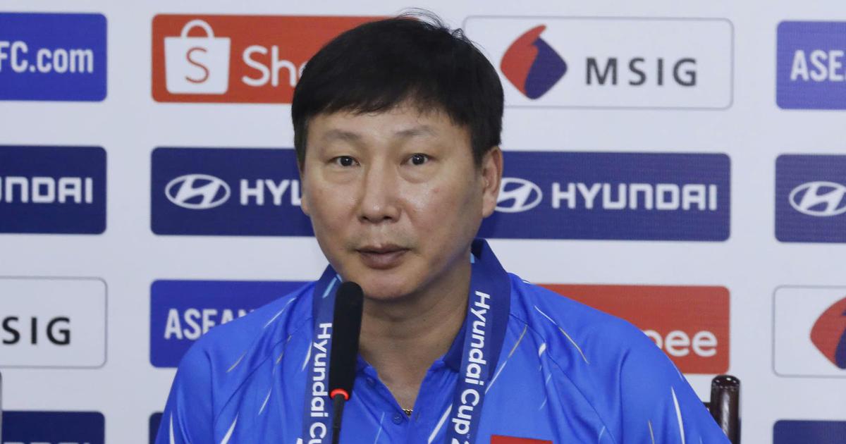 HLV Kim Sang-sik trả lời Báo Thanh Niên: 'Việt Nam bị Singapore chia điểm do... tôi mặc áo trắng đấy'