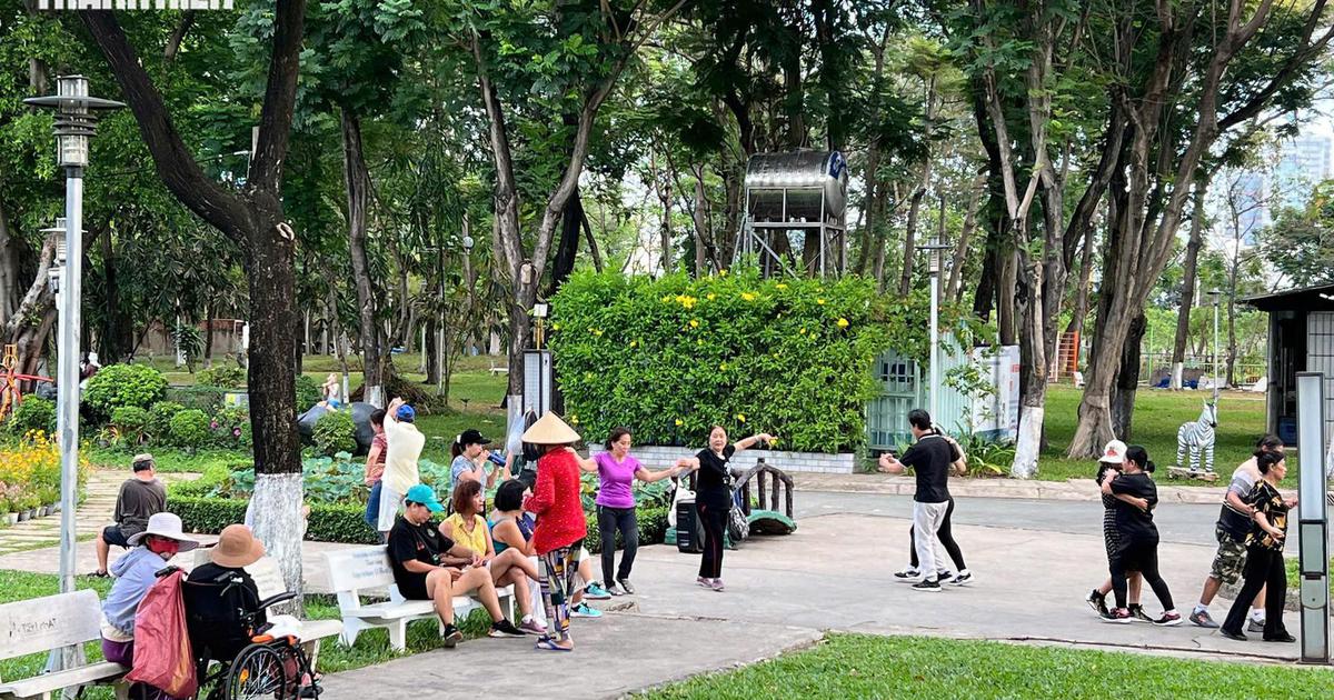 Dậy sớm tập thể dục 'toàn người lớn tuổi'