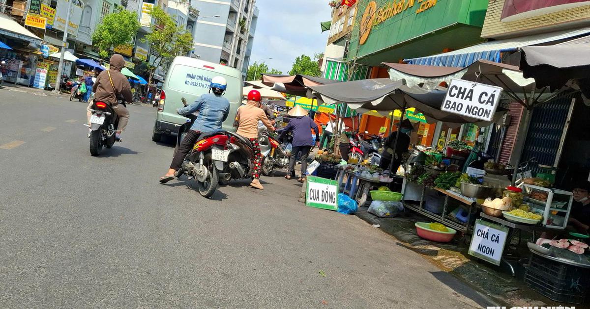 Buôn bán lấn chiếm lòng, lề đường