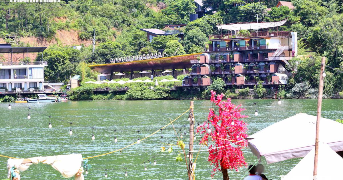 Nghịch lý 'dân gốc' mòn mỏi chờ sổ đỏ, villa/homestay vẫn mọc trong rừng phòng hộ