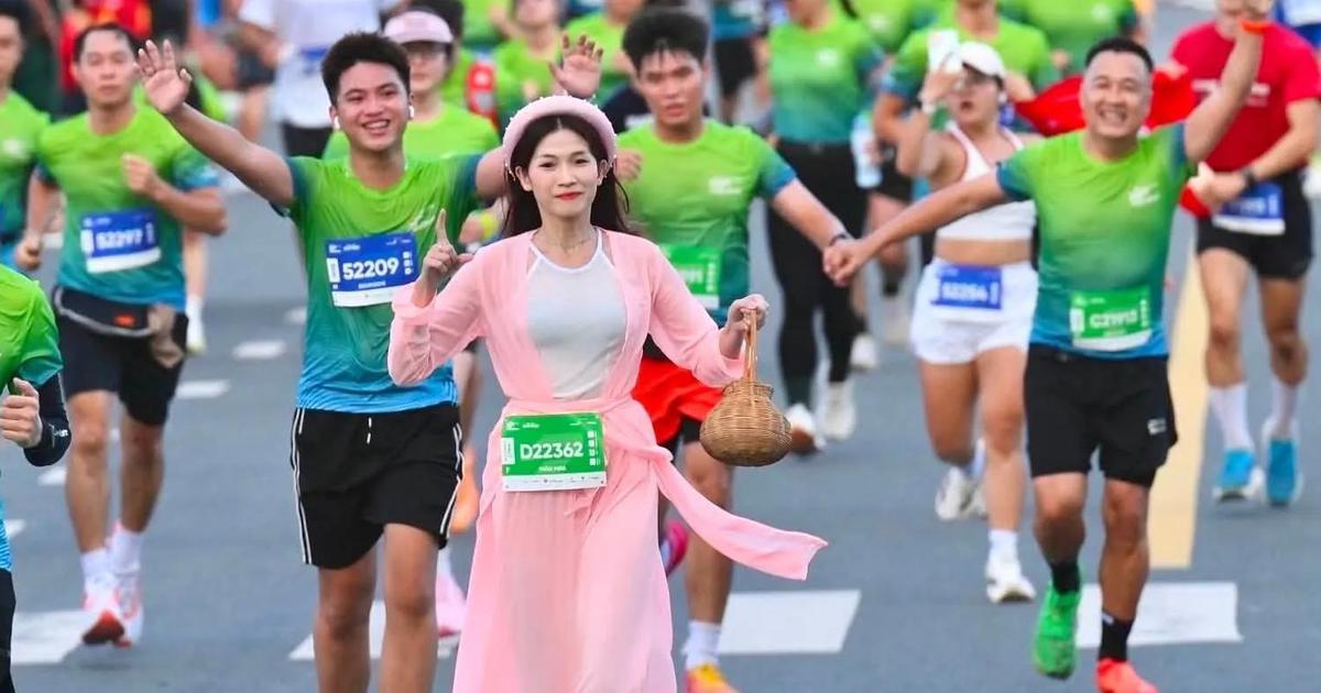 'Cô Tấm' xinh đẹp xuất hiện trên đường chạy, thu hút nhiều ánh nhìn