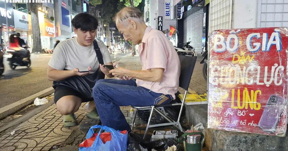 'Bố già dán cường lực' ở TP.HCM: Tiệm lớn đầy đường, khách vẫn tìm đến