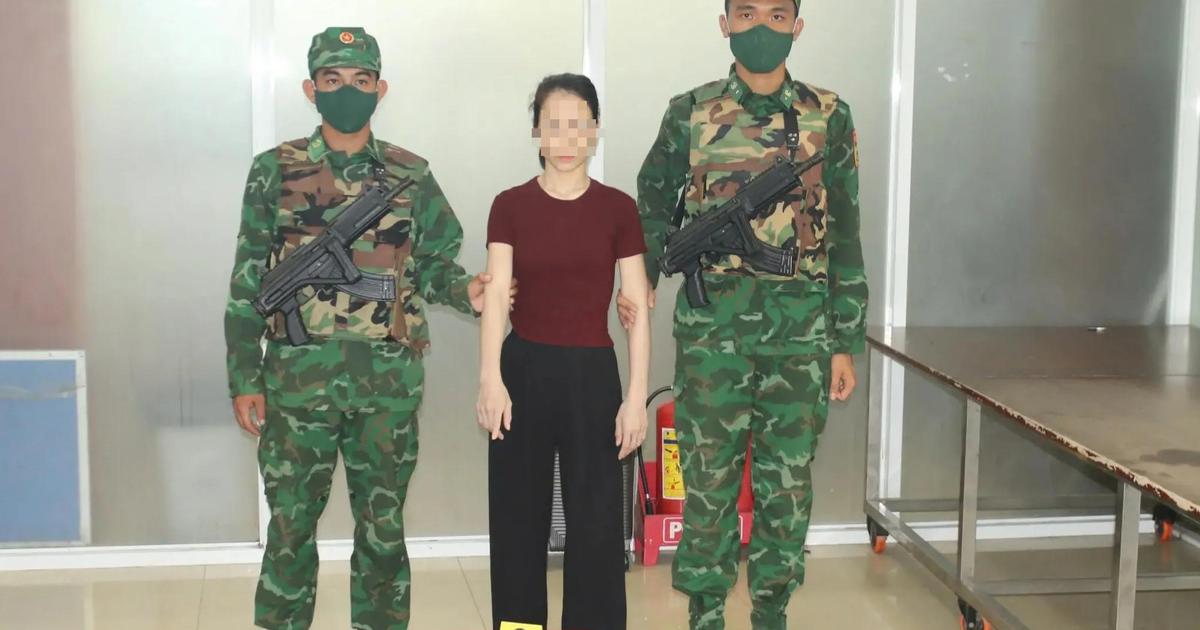 Khởi tố người phụ nữ mang súng từ Campuchia qua cửa khẩu Mộc Bài