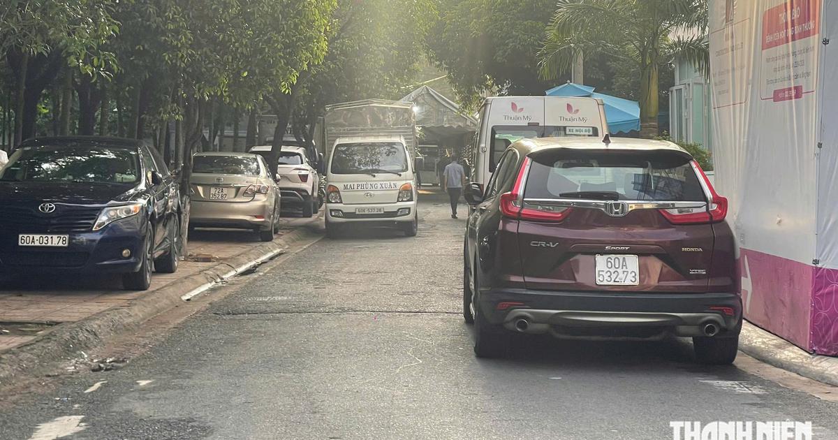 Đồng Nai: Ô tô đậu kín 2 bên đường, người dân khổ sở tìm lối đi