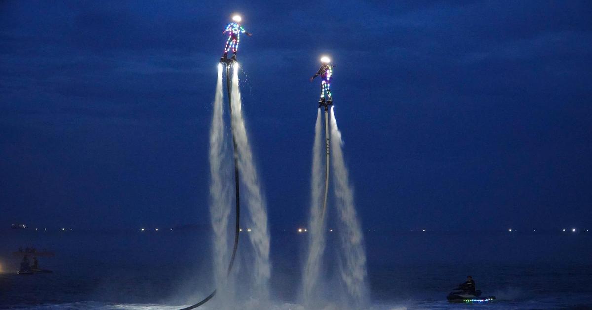 Mãn nhãn xem 'phi hành gia' thắp sáng biển Quy Nhơn bằng flyboard