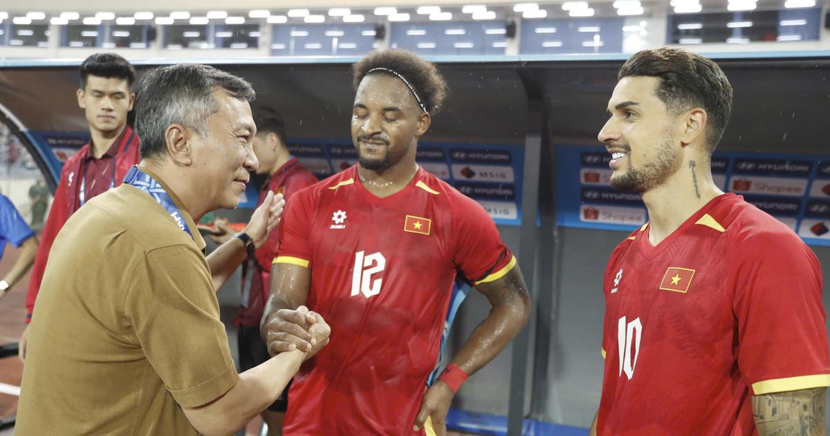 Chủ tịch VFF xuống sân chúc mừng đội tuyển Việt Nam: Thưởng tiền tỉ cho vé bán kết