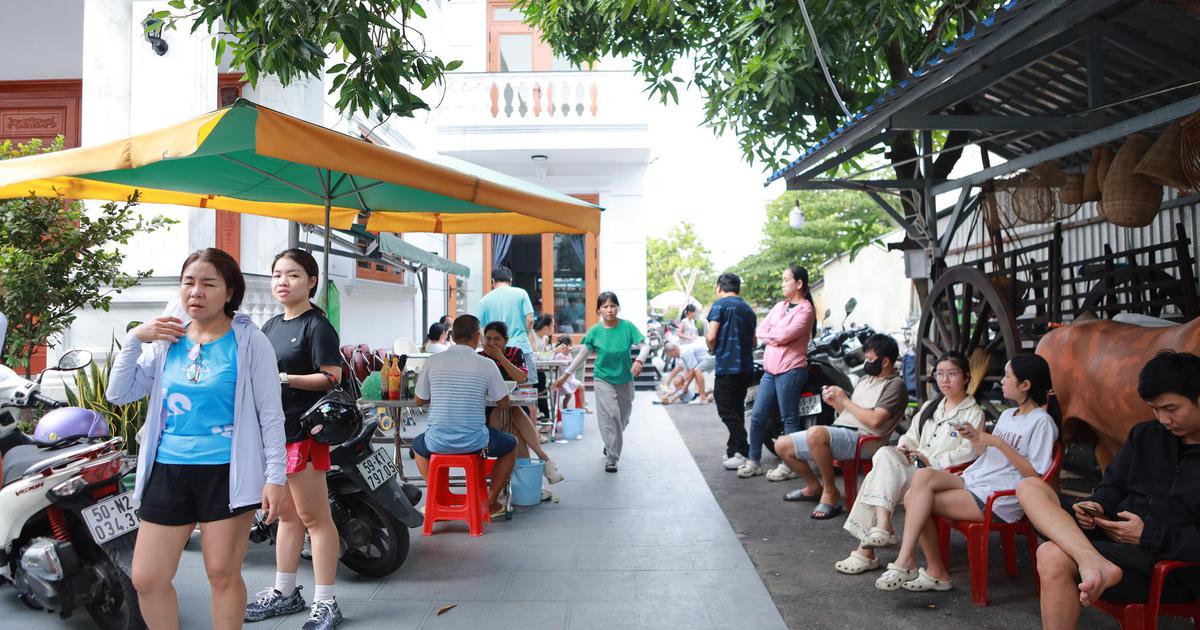 Quán hủ tiếu biệt thự 30.000 đồng: 'Ngày xưa mình chờ khách, giờ khách chờ mình'