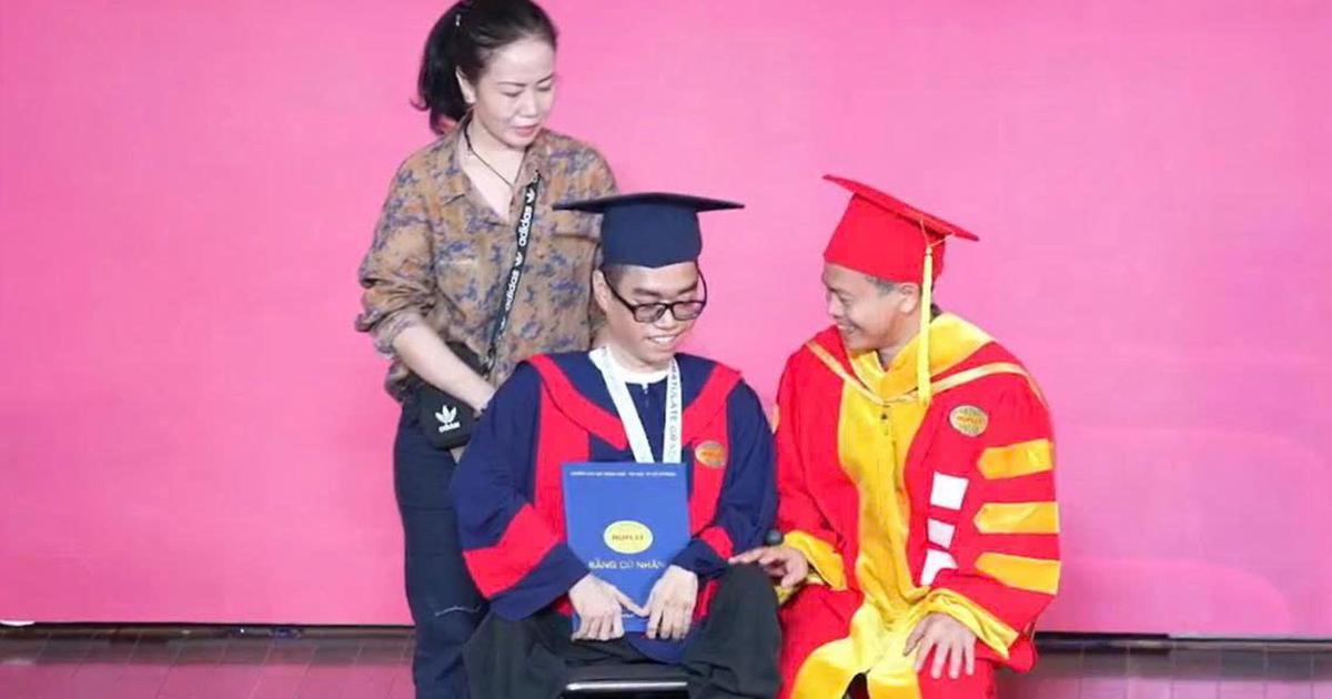 Mẹ đẩy xe lăn đưa con lên nhận bằng tốt nghiệp, ai cũng rưng rưng