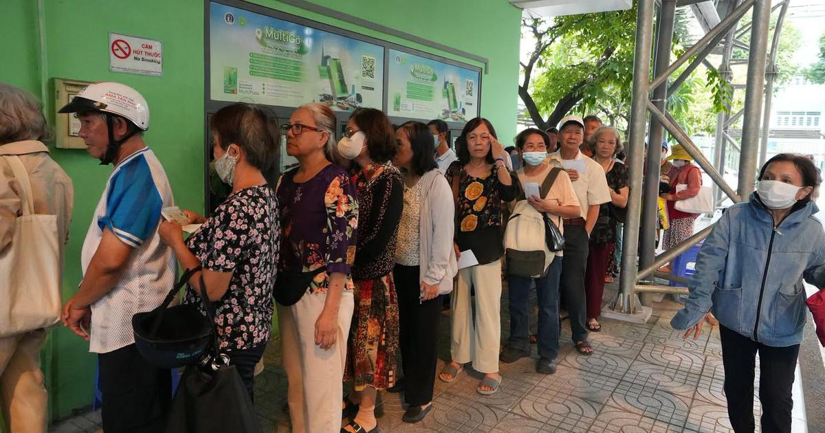 Hệ thống quá tải vì người dân TP.HCM ùn ùn đi làm thẻ GTCC miễn phí