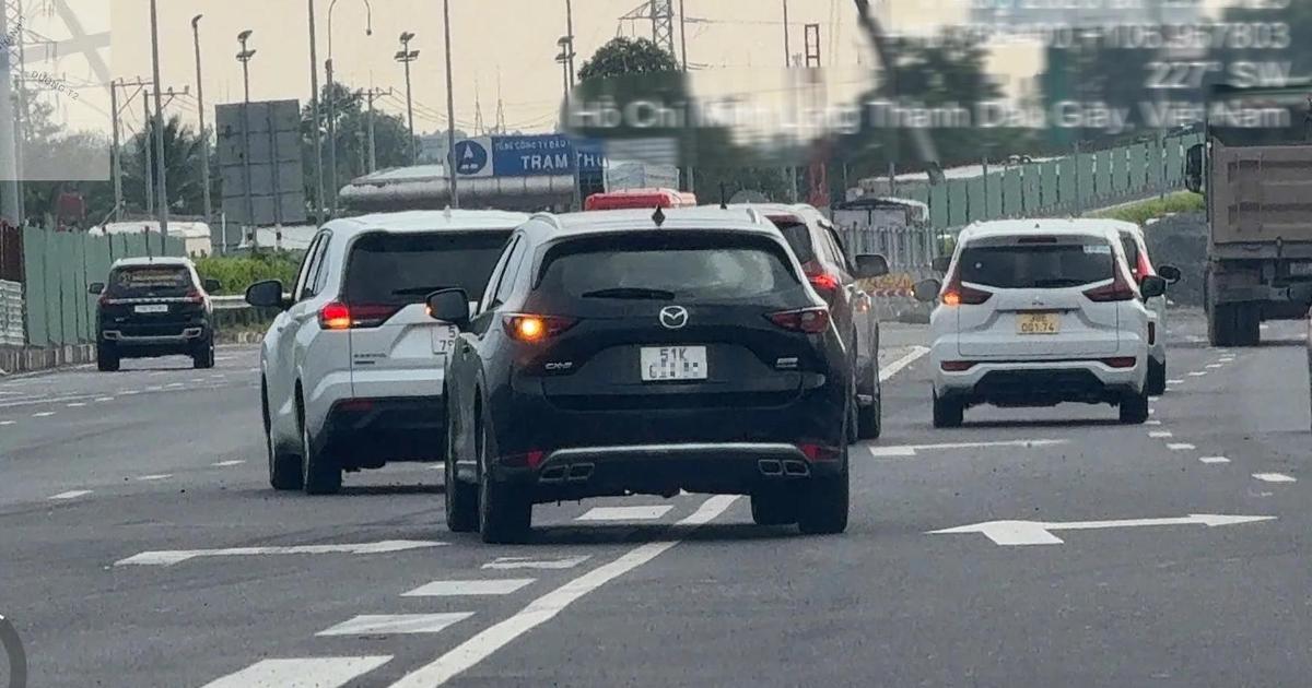 CSGT ghi hình công khai, tài xế vẫn đè vạch liền chuyển làn vào cao tốc