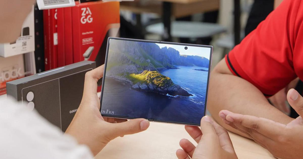 Người Việt chi bộn cho smartphone gập