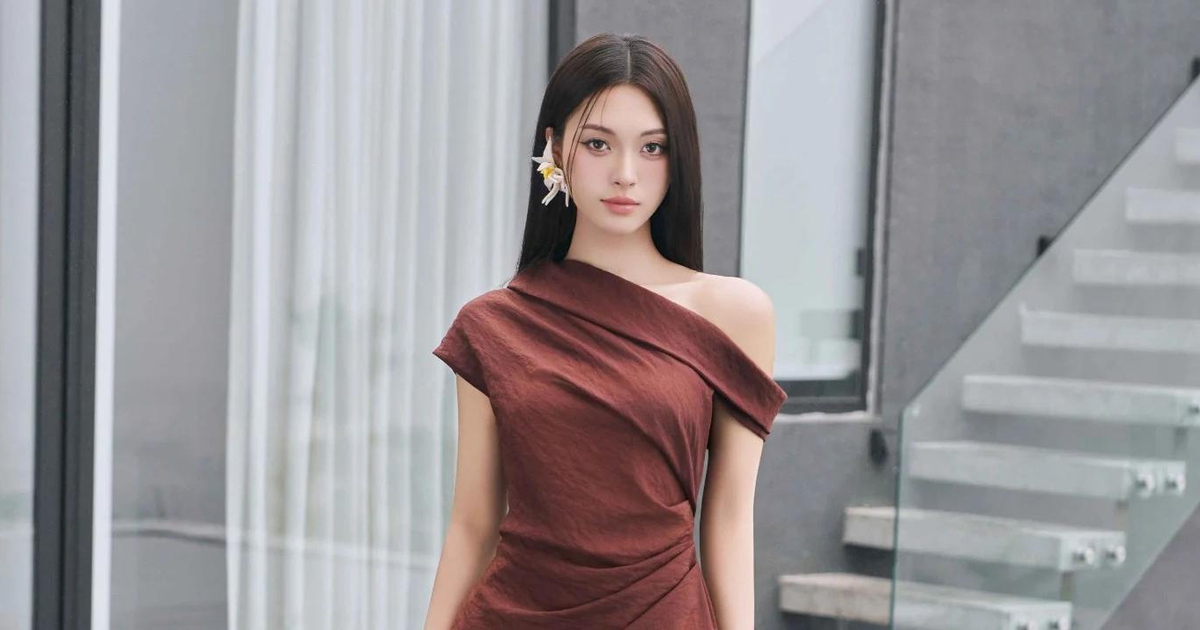 Diện đầm lệch vai tôn bờ vai trần quyến rũ