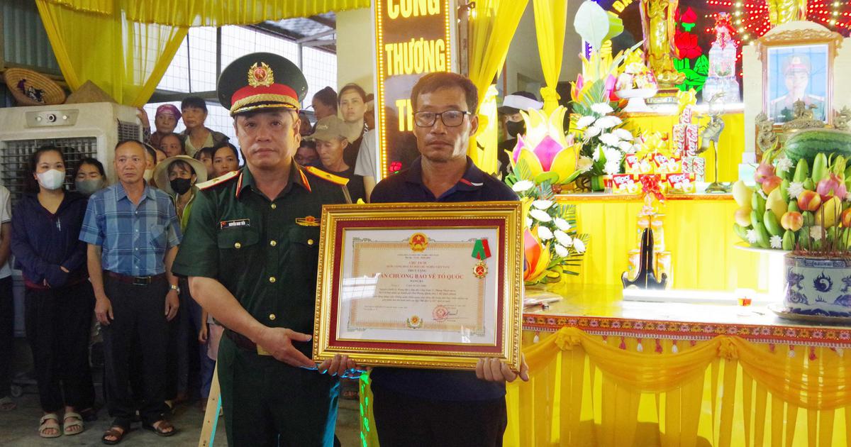 Trao Huân chương Bảo vệ Tổ quốc tới thân nhân trung sĩ Cao Tuấn Anh