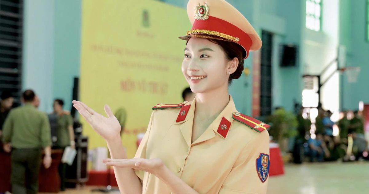 Cô gái được gọi là ‘bông hồng đả nữ’ gây chú ý