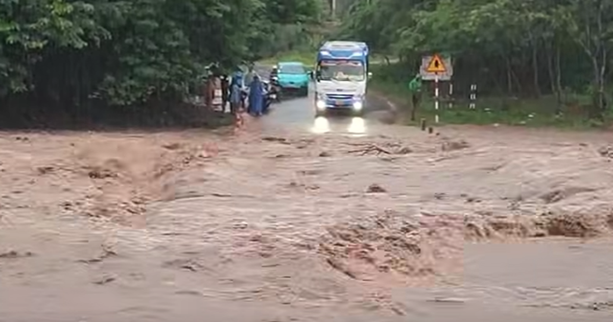 Mưa lớn ở miền núi Quảng Trị, nước lũ tràn qua đường gây ngập sâu