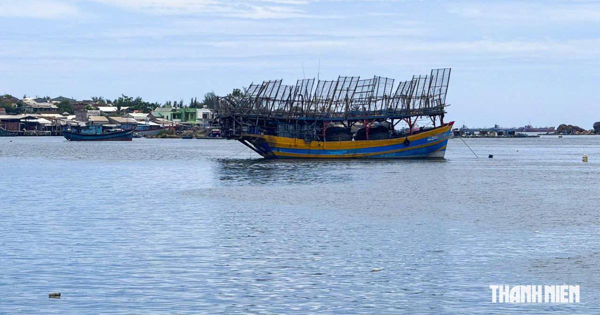 Tàu cá ở Quảng Ngãi bị chìm trên biển, 4 ngư dân may mắn được cứu vớt