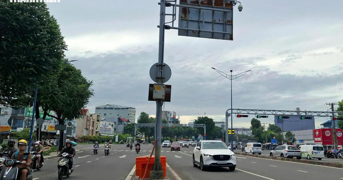 Trụ biển báo giao thông đứng giữa đường