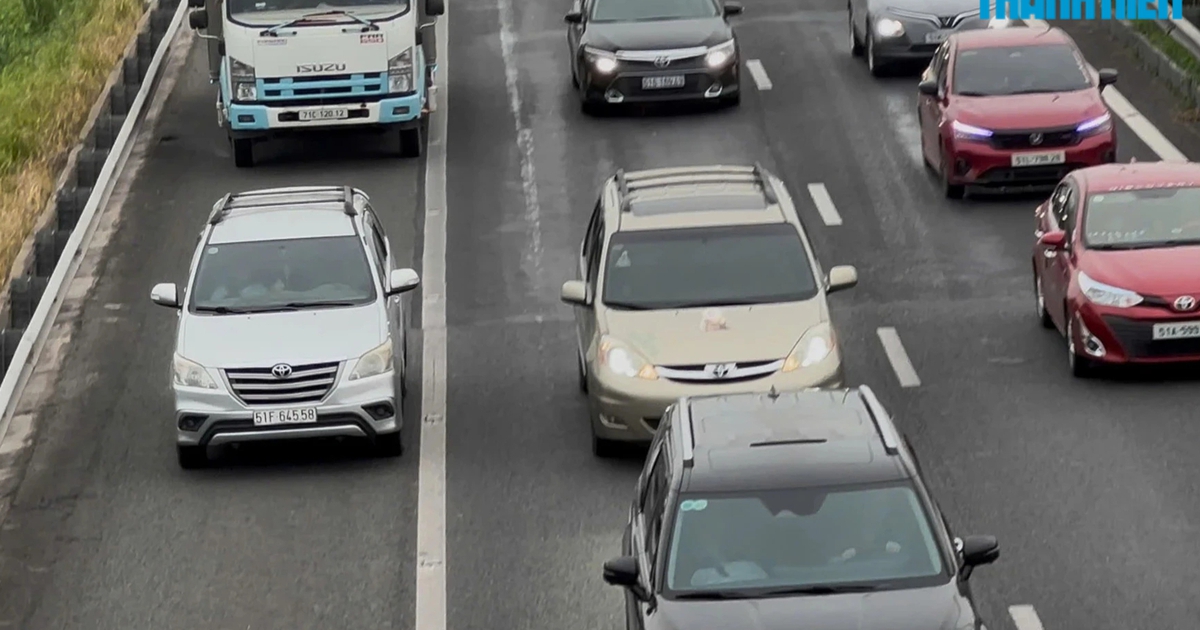 Cao tốc TP.HCM - Trung Lương quá tải: Tạm thời cho xe đi vào làn dừng khẩn cấp