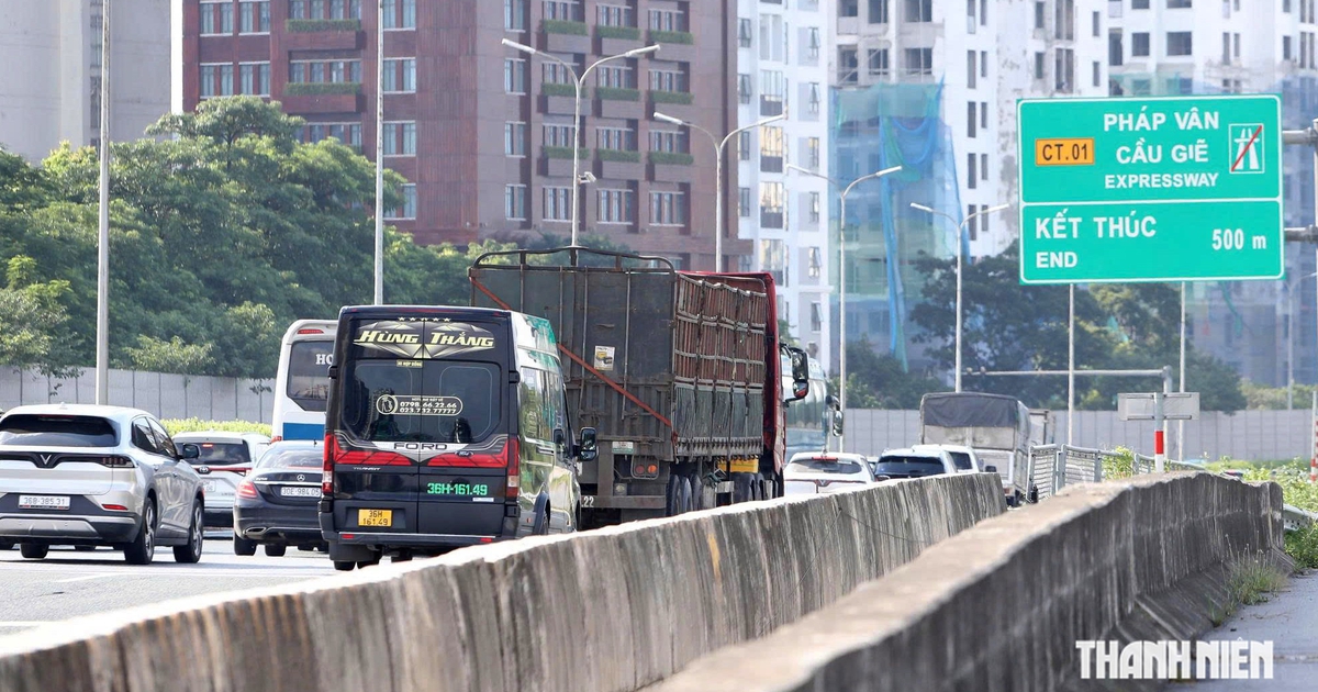Cục CSGT "mượn" chiều đối diện cao tốc để người dân về Hà Nội