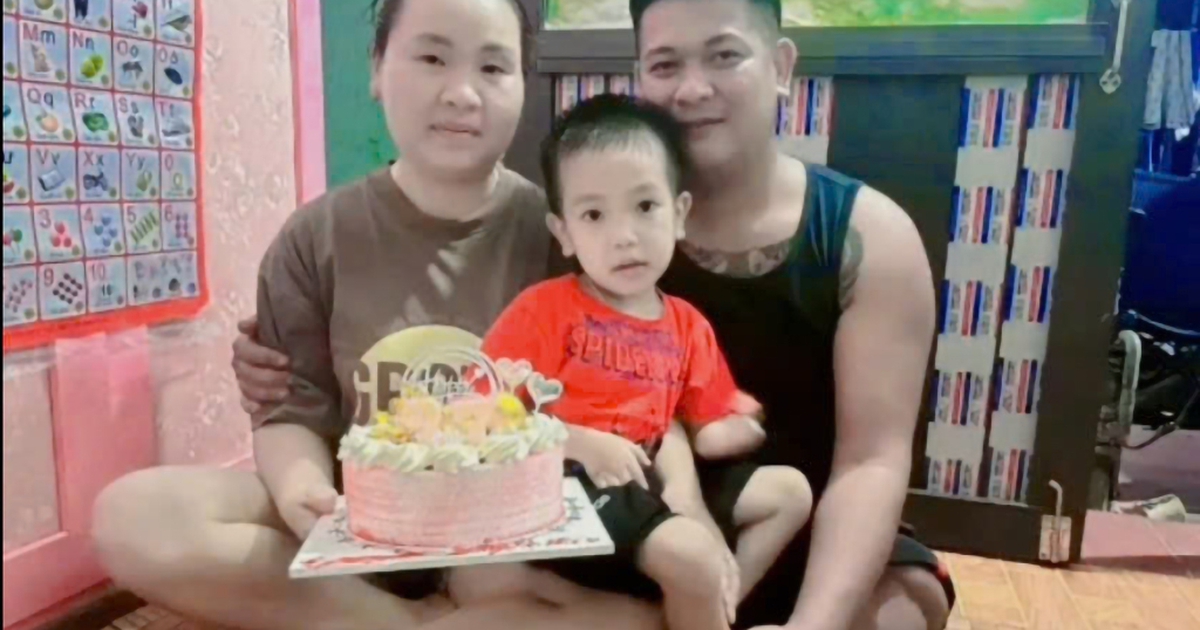 Người cha mất 2 ch&acirc;n tự l&agrave;m mọi việc