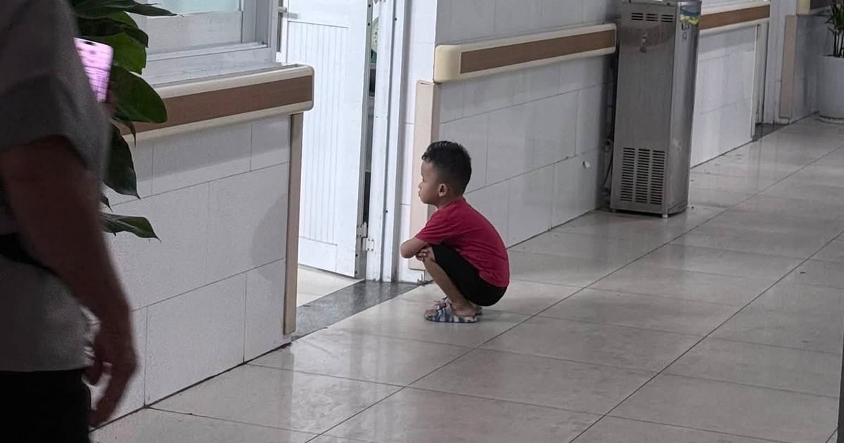 Cậu b&eacute; 4 tuổi ngồi xổm ngo&agrave;i ph&ograve;ng sinh chờ em g&aacute;i ch&agrave;o đời