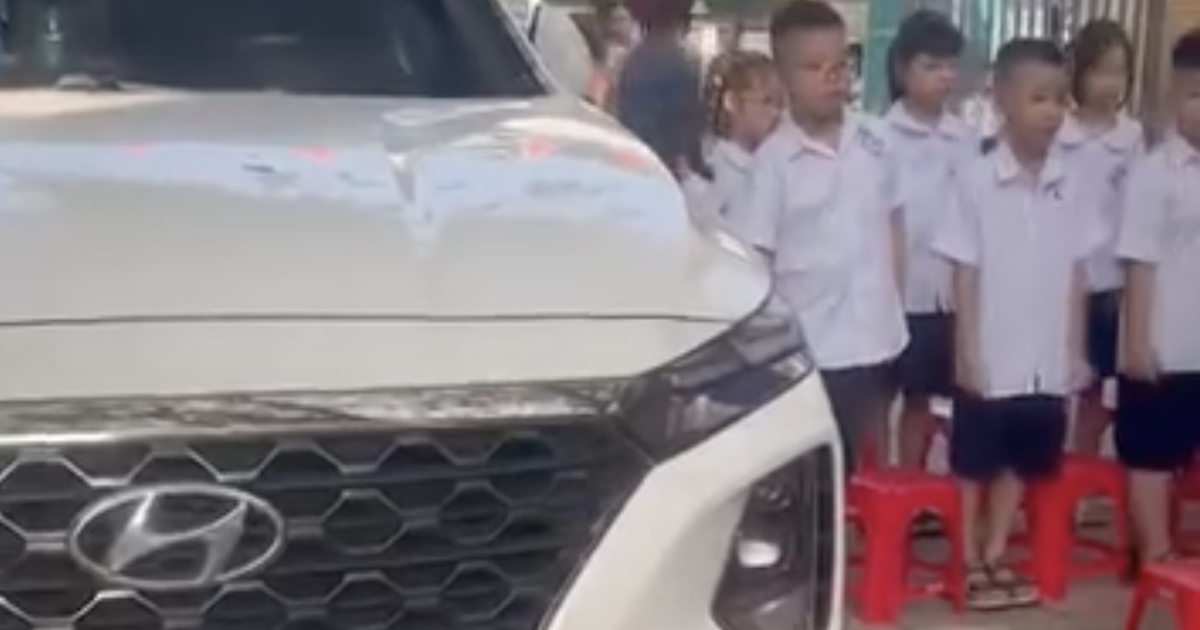 Vụ nữ hiệu ph&oacute; đỗ &ocirc; t&ocirc; giữa s&acirc;n trường: Siết việc đưa xe v&agrave;o giờ cao điểm