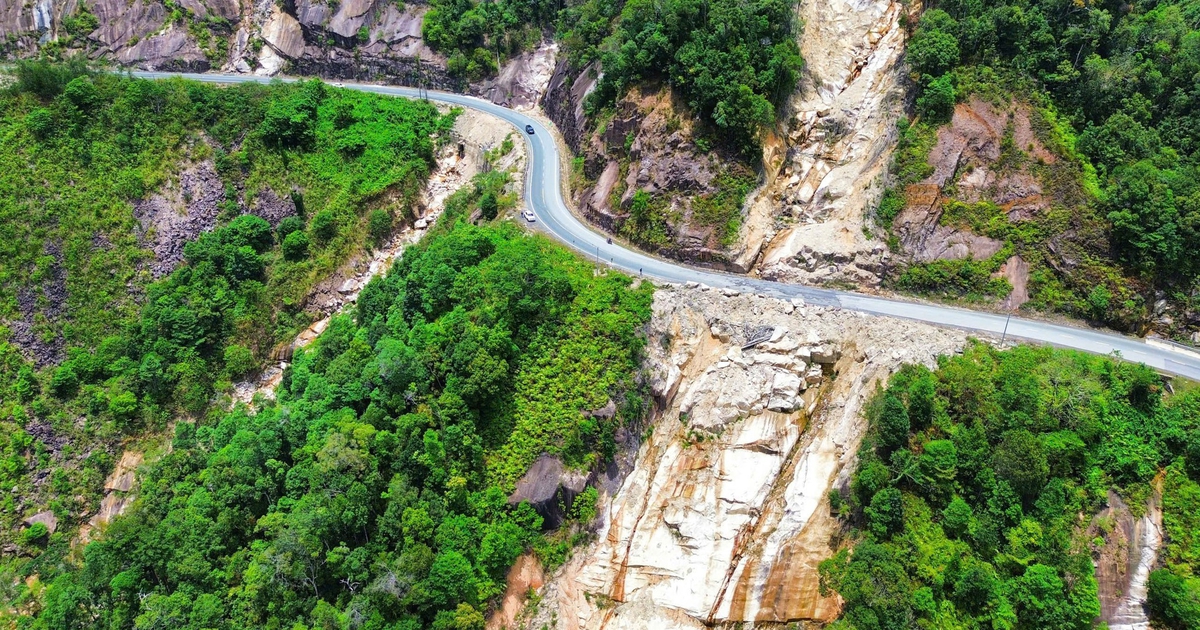 Thấp thỏm đi qua đ&egrave;o Kh&aacute;nh L&ecirc; nối Nha Trang - Đ&agrave; Lạt, b&ecirc;n v&aacute;ch n&uacute;i b&ecirc;n vực s&acirc;u