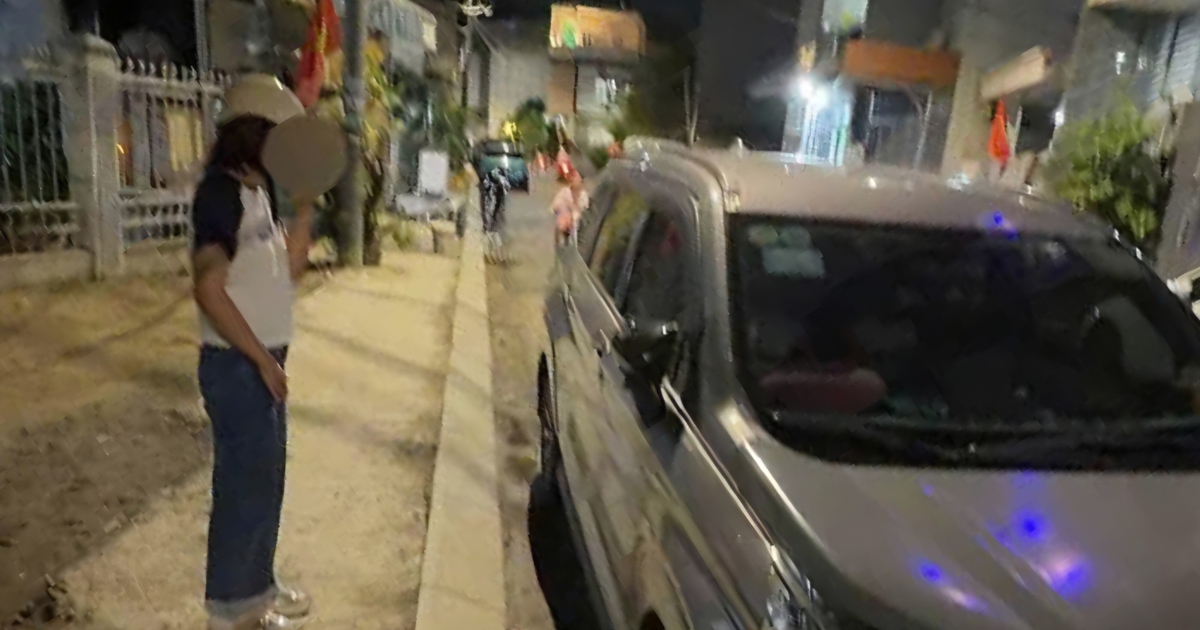 Nữ du kh&aacute;ch H&agrave;n Quốc qu&ecirc;n điện thoại tr&ecirc;n Grab, CSGT chở đi lần theo định vị