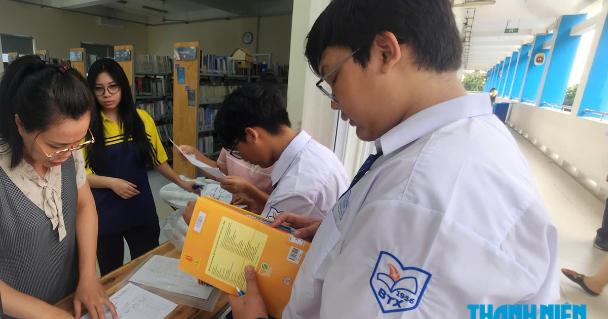 TP.HCM bắt đầu ph&aacute;t s&aacute;ch gi&aacute;o khoa, trường c&oacute; đủ, trường đến th&aacute;ng 10