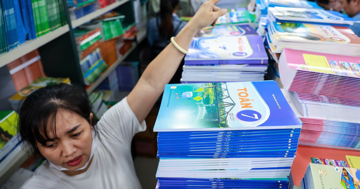 Bộ GD-ĐT chỉ đạo n&oacute;ng về s&aacute;ch gi&aacute;o khoa, phải điều chuyển ngay để kh&ocirc;ng thiếu s&aacute;ch