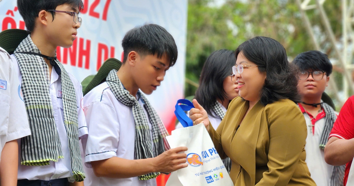 Hơn 3 tỉ đồng trợ cấp cho 600 học sinh khó khăn ở TP.HCM