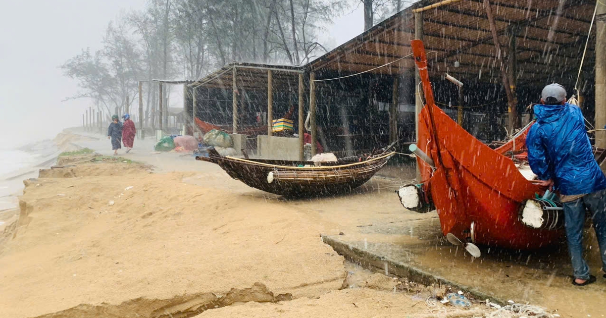 Bờ biển Mỹ Thủy bị xâm thực sâu gần 10 mét vì sóng lớn