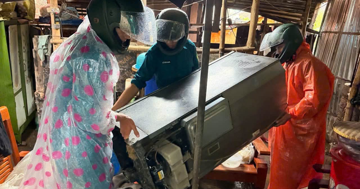 Nguy cơ sạt lở sát quốc lộ 14B do mưa lớn, tất tả giúp dân di dời ở Đà Nẵng