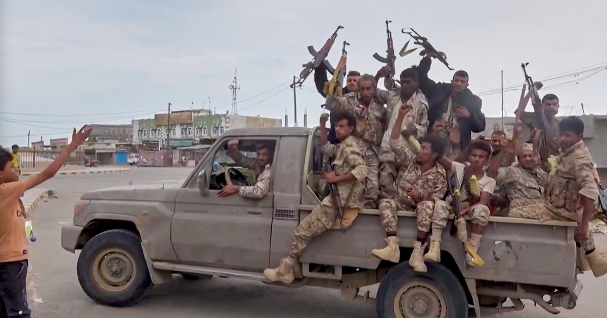Houthi tuy&ecirc;n bố tấn c&ocirc;ng căn cứ qu&acirc;n sự của Ả Rập X&ecirc; &Uacute;t