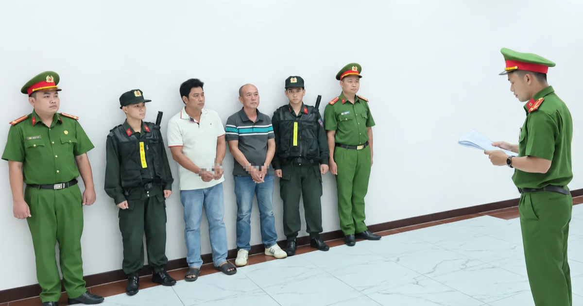 Bắt 4 người trong 2 đường dây đổ trộm hàng trăm tấn chất thải