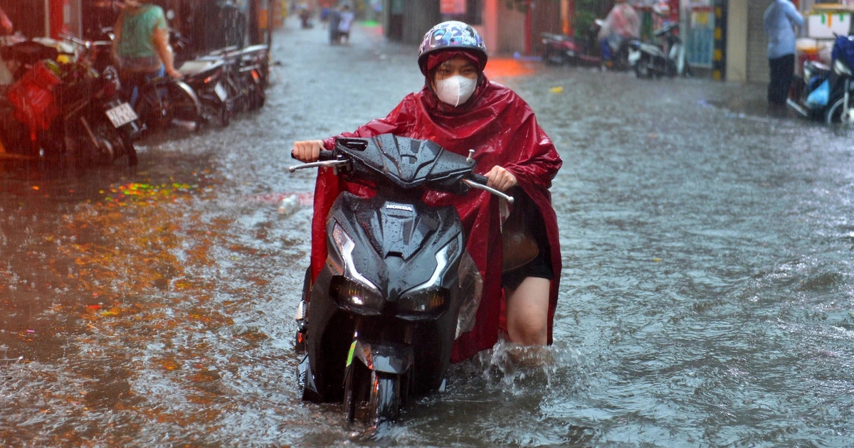 Áp thấp nhiệt đới tiến gần đất liền, gây mưa dữ dội cho miền Bắc, miền Trung