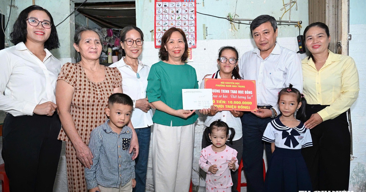 Đến từng nh&agrave; trao học bổng cho 25 học sinh, sinh vi&ecirc;n kh&oacute; khăn