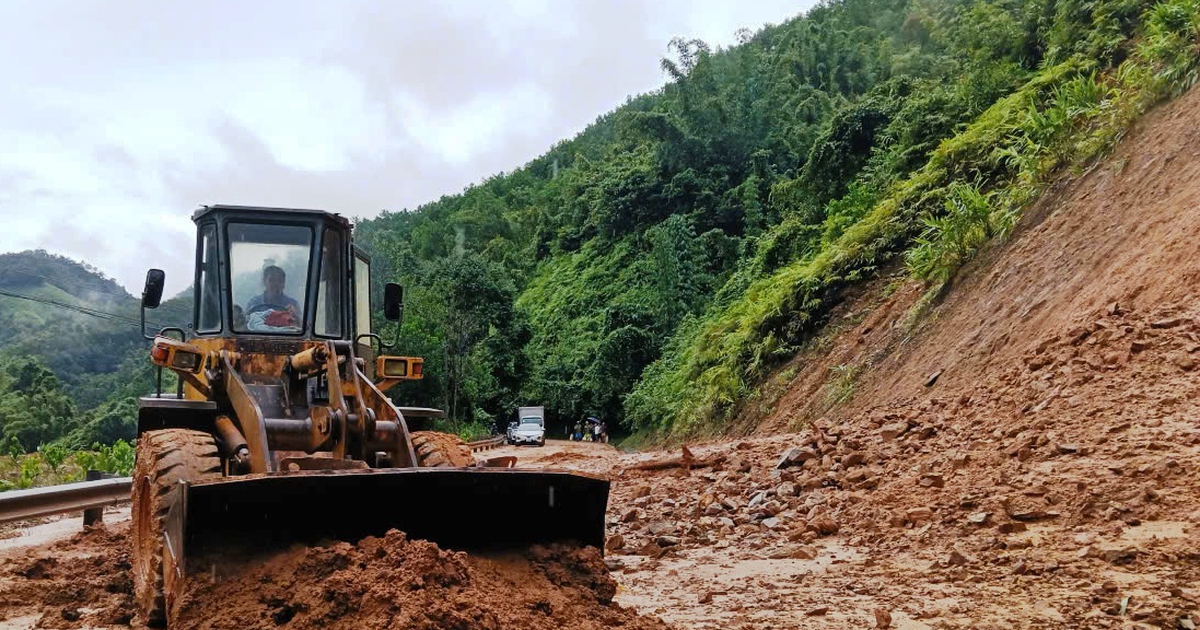 Đường Hồ Chí Minh nhánh tây qua Đà Nẵng liên tiếp sạt lở do mưa lớn