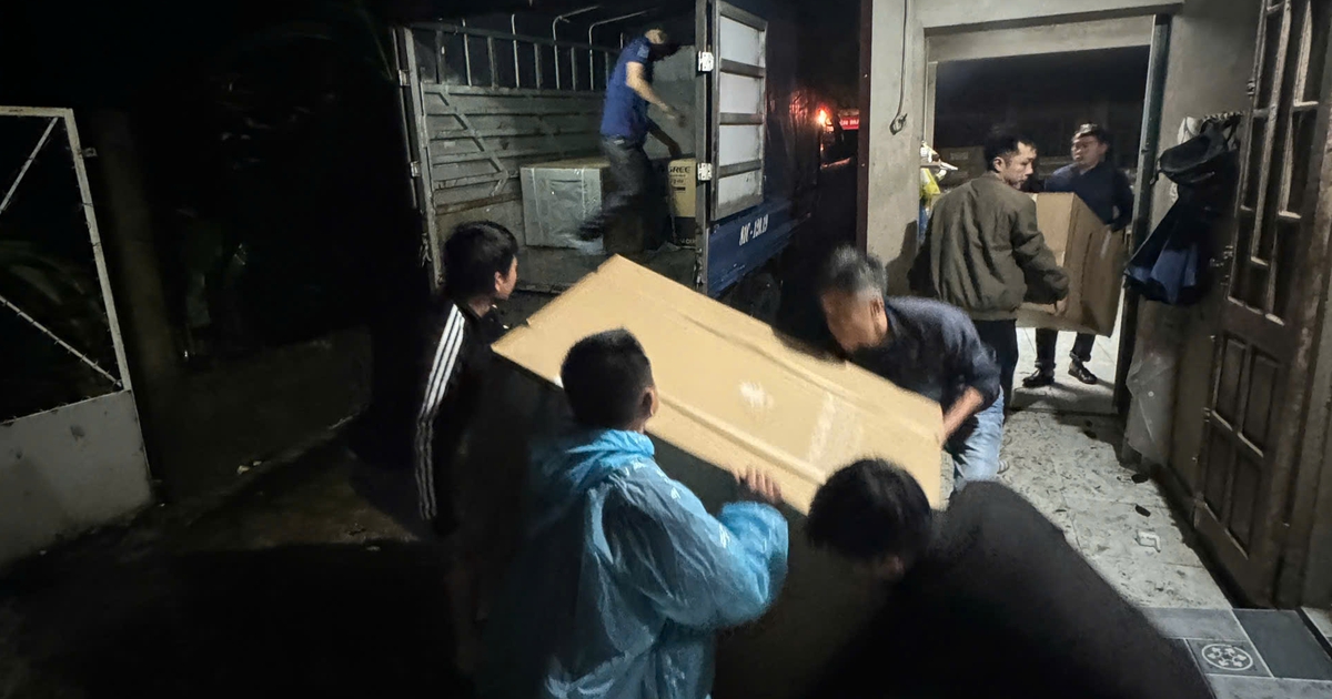 Nước sông Sê Pôn dâng cao, di dời ngay trong đêm hàng trăm người ở Lao Bảo