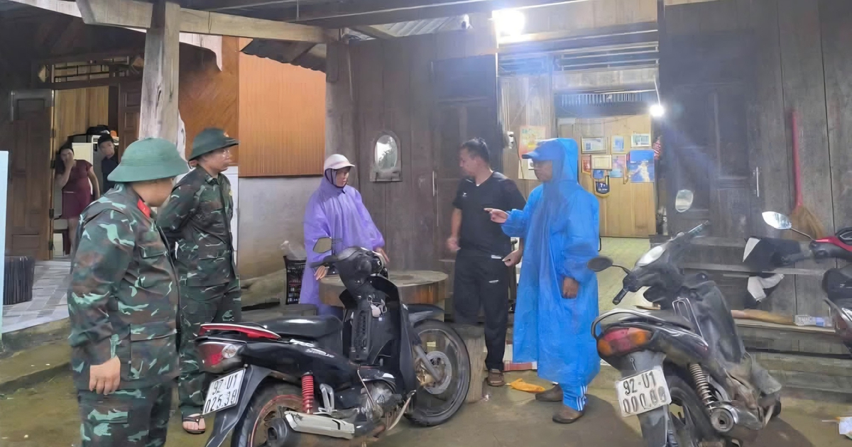 Mưa lớn ở Đà Nẵng, đất đá tràn ra đường, hàng chục hộ dân phải sơ tán