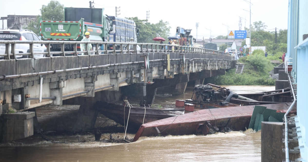 Giải cứu sà lan mắc kẹt cầu đường sắt Mỹ Chánh: Nếu cần sẽ bơm nước nhấn chìm sà lan