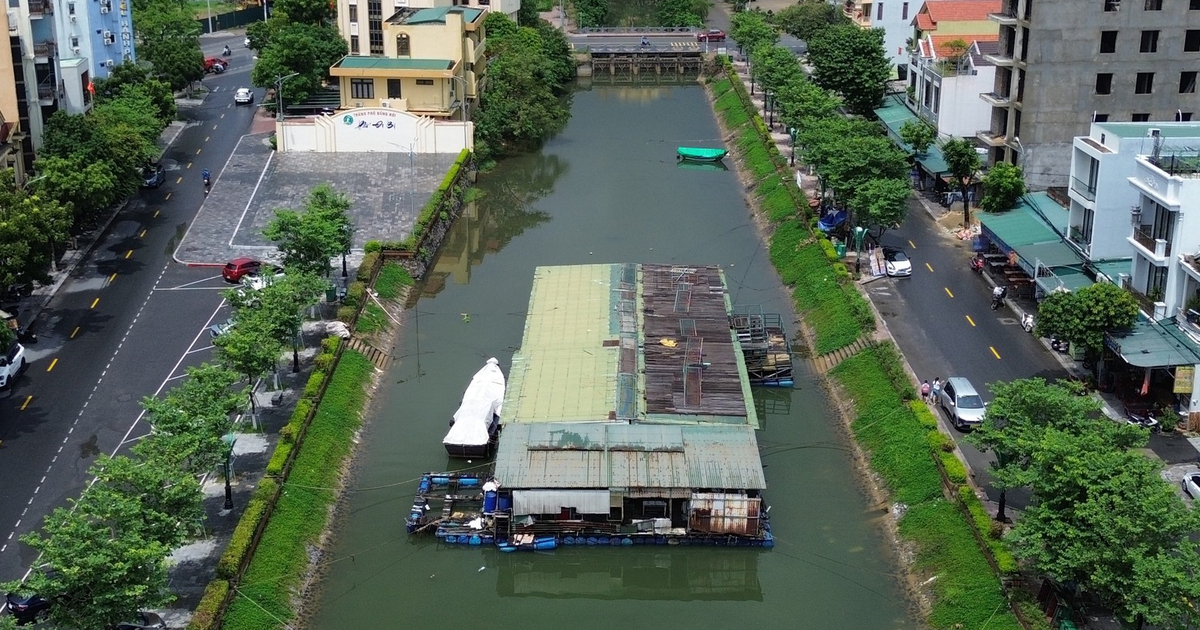 Nhà hàng nổi từng nức tiếng ở Đồng Hới thành "đống phế liệu" trên kênh Phóng Thủy