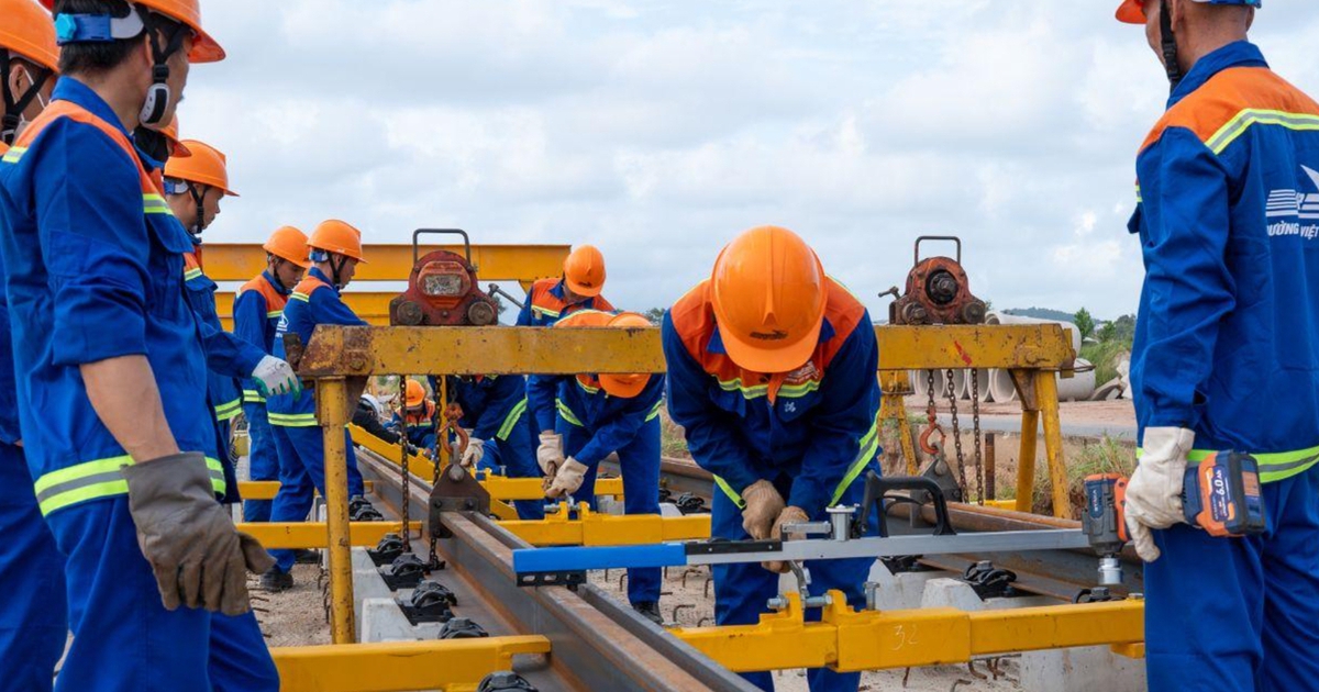 Tăng tốc lắp đặt hàng ngàn thanh ray trên tuyến đường sắt nhẹ tại Phú Quốc