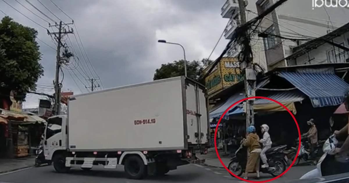 Th&oacute;t tim clip xe m&aacute;y chở trẻ nhỏ &aacute;p s&aacute;t đu&ocirc;i xe tải đang l&ugrave;i ở TP.HCM