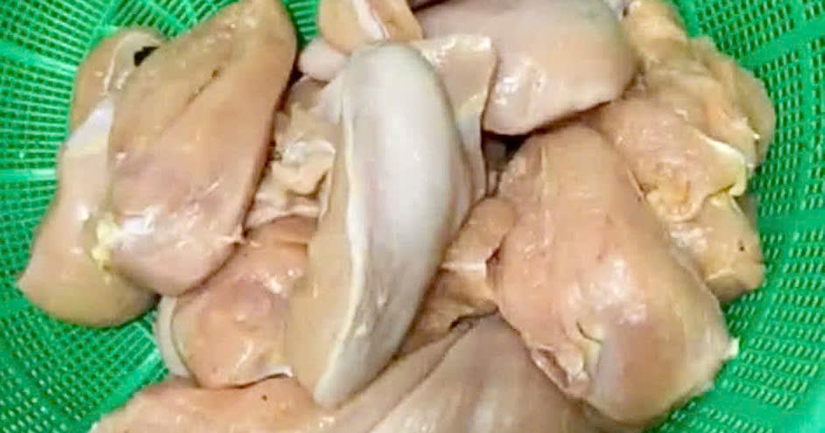 Phụ huynh H&agrave; Nội lại ph&aacute;t hiện t&ocirc;m ươn, thịt g&agrave; 'bốc m&ugrave;i' v&agrave;o bếp ăn trường học