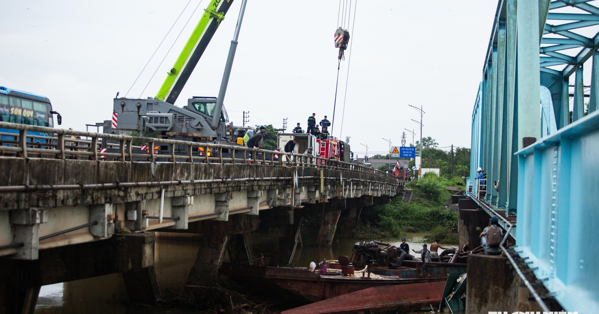 Cận cảnh khoảnh khắc cứu hộ thành công chiếc sà lan mắc kẹt ở cầu Mỹ Chánh