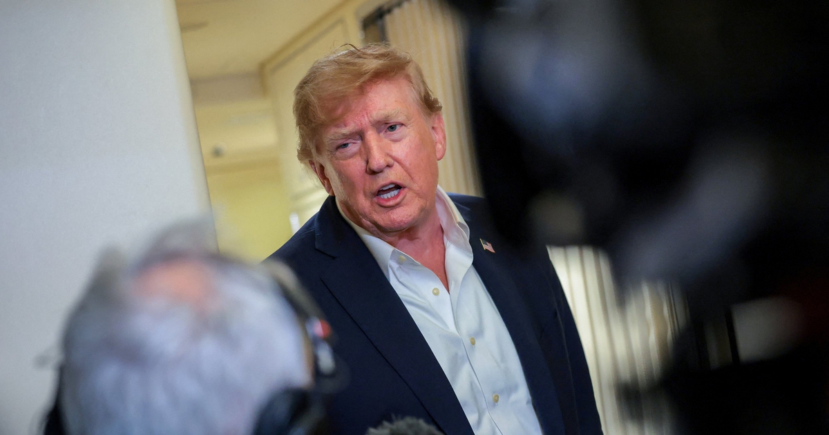 &Ocirc;ng Trump phản b&aacute;c l&agrave;n s&oacute;ng đ&ograve;i 'h&atilde;m phanh' AI