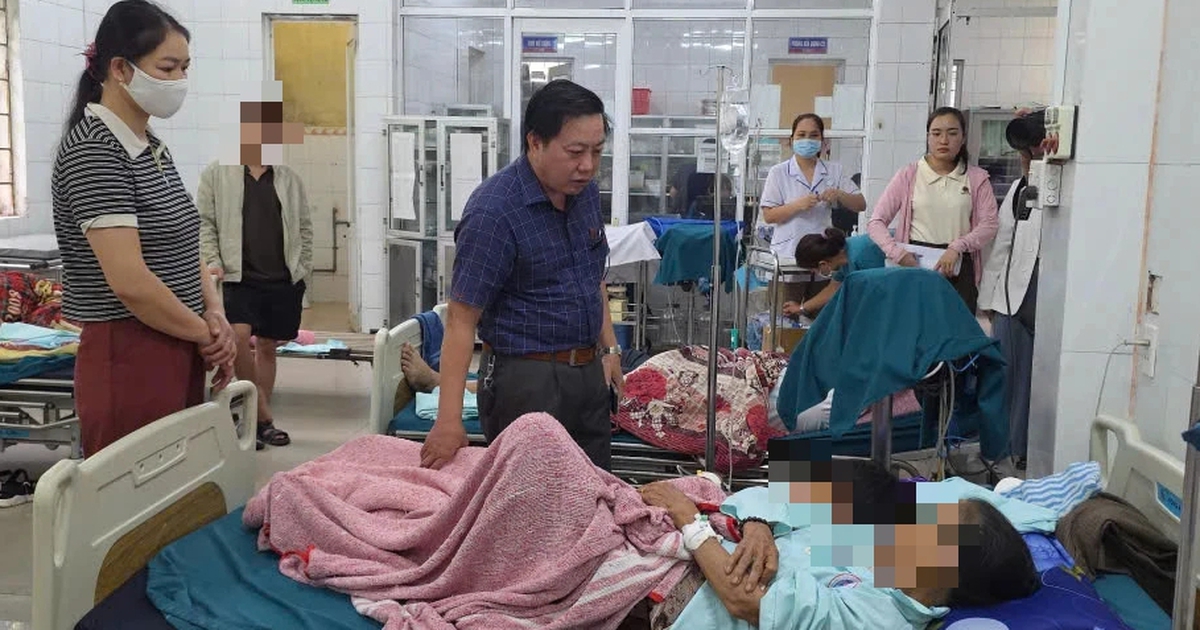 Hơn 40 người nghi ngộ độc sau ăn b&aacute;nh m&igrave; của tiệm mới khai trương