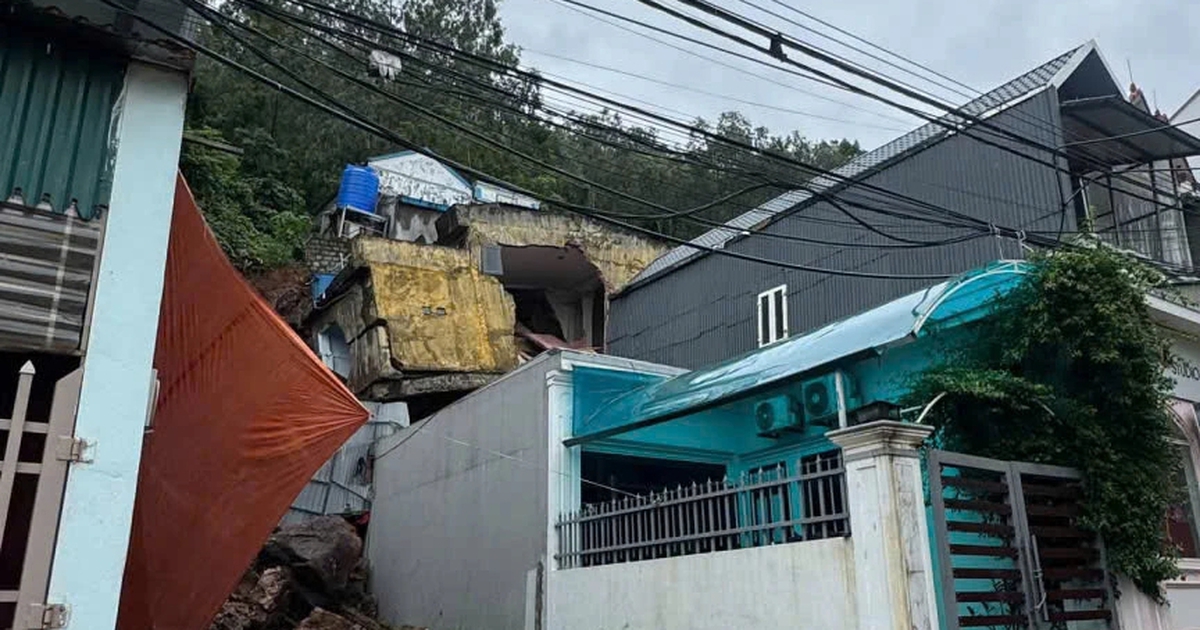 Thanh Hóa: 2 nhà dân đổ nghiêng trong mưa lớn, 60 người phải sơ tán
